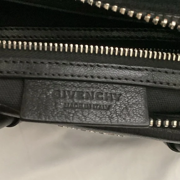 Givenchy
Antigona Medium Top Handle Bag in Grained Leather - Picture 12 of 15
